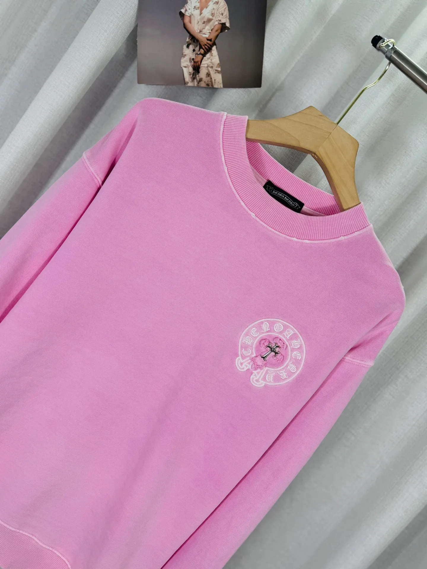 P280 top version, real shot without P, ​​different from market currency) 𝗖𝗵𝗿𝗼𝗺𝗲 𝗛𝗲𝗮𝗿𝘁𝘀/Cro Heart 2025 washed patch embroidery autumn and winter new original single counter American laser burnt 3D three-dimensional color embroidery couple casual sweatshirt 👑The highest version! Customized fabric 430g tripe terry fabric! American acid-washed and distressed original fabric laser burnt ✟appliqué embroidery and exquisite embroidery of letters! The best-selling model in the counter, very comfortable to wear. Accessories: original molded and authenticated collar label➕100% silk wash label. Genuine purchase-grade original hangtag➕matching hanging rope➕3D hanging beads➕original packaging bag. Craftsmanship: The original version has consistent wiring! The highest version of the armhole matching technique! Color: Pink Black Size: S M L XL Style No.: 9332